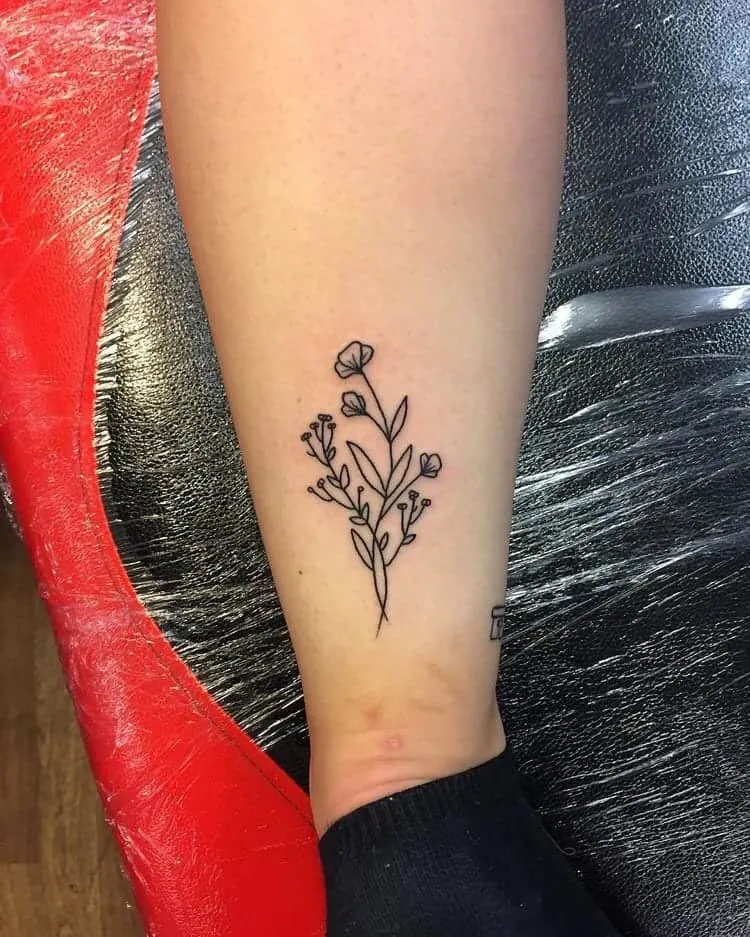 Delicate floral spine decor by... - Studio SEVEN Tattoos | Facebook